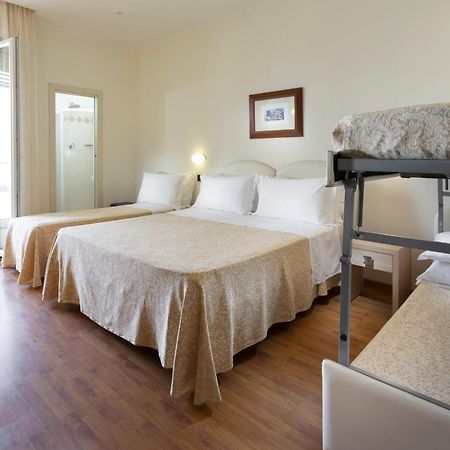 Hotel Baltic Ріміні Екстер'єр фото