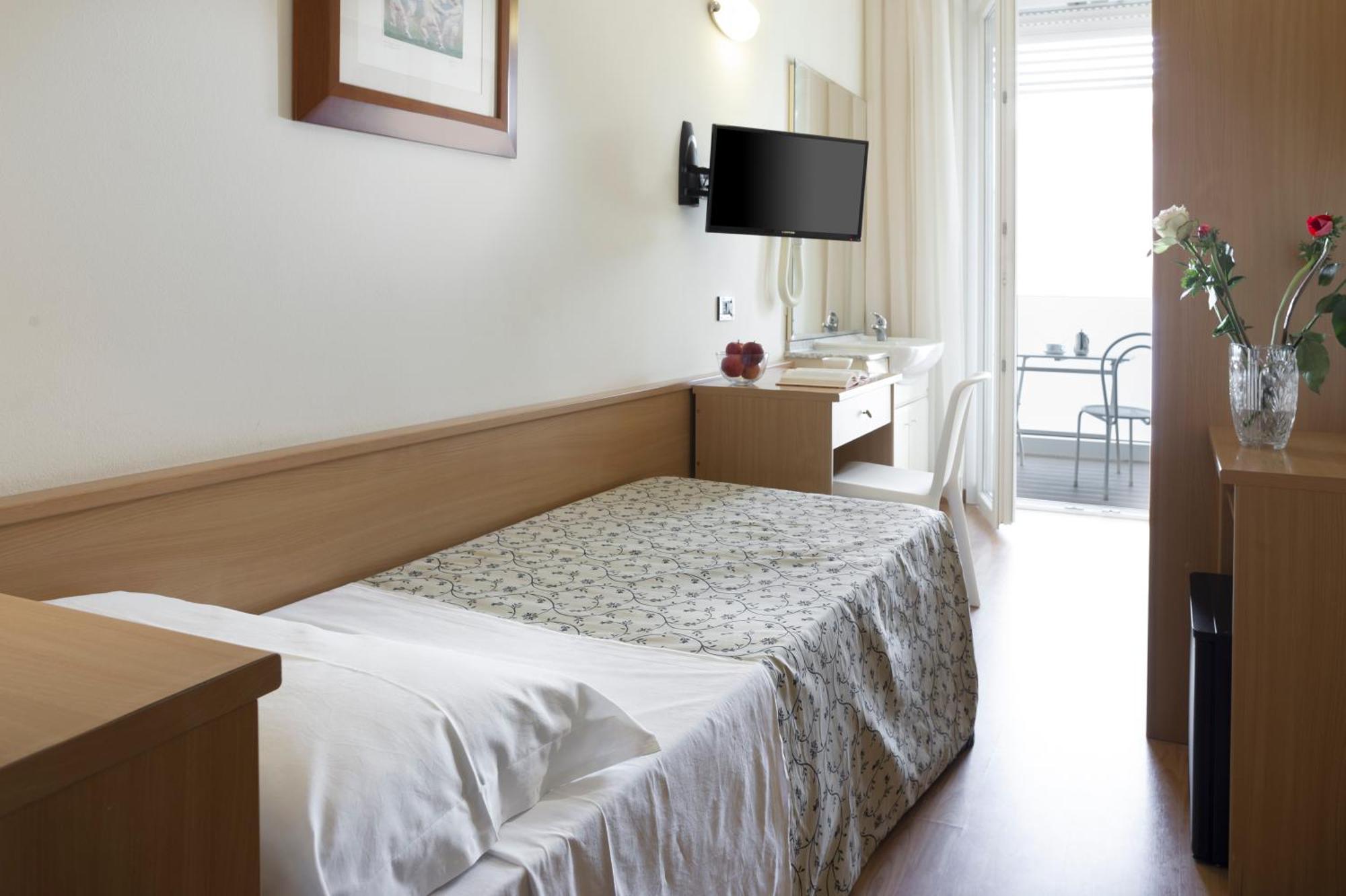 Hotel Baltic Ріміні Екстер'єр фото